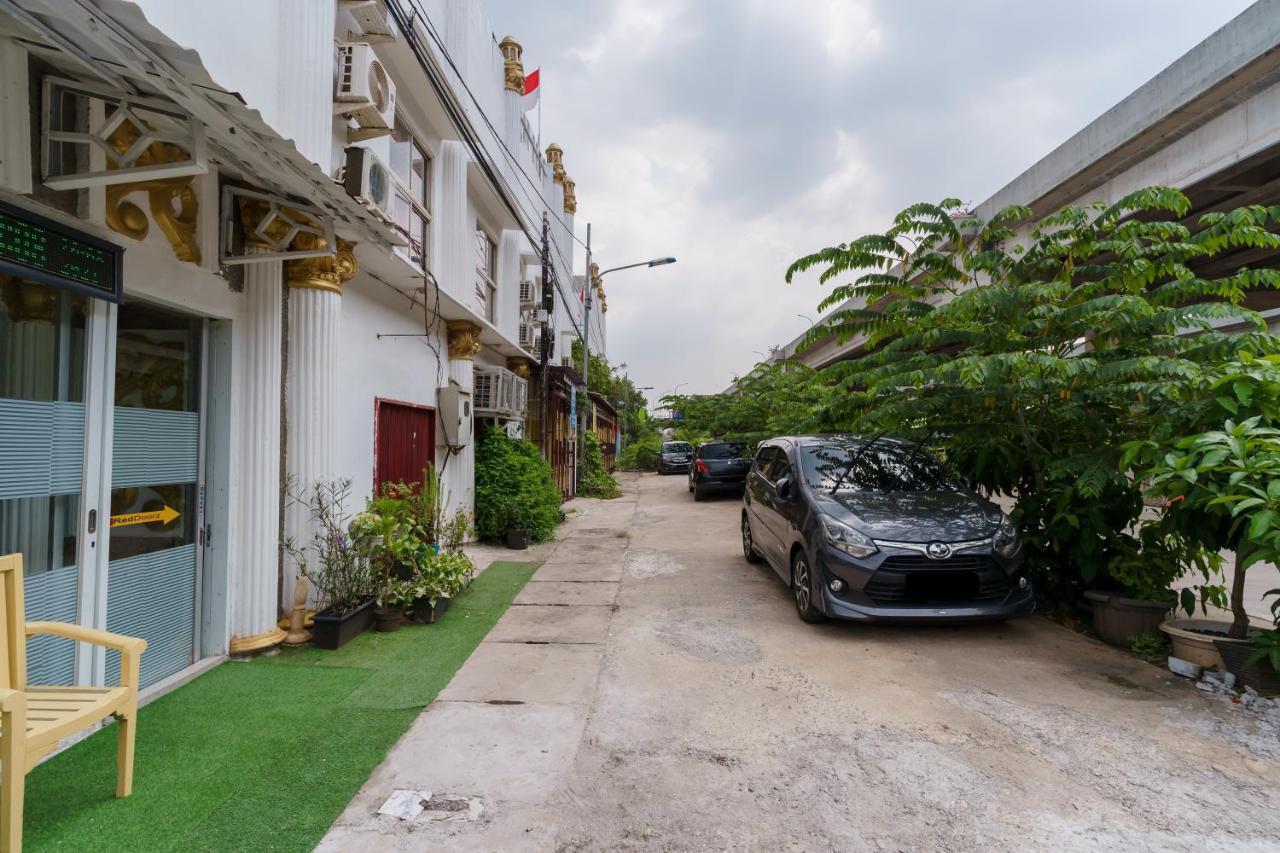 Reddoorz Syariah Near Universitas Borobudur Jakarta Exterior photo